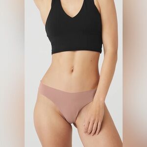 2 Alo Yoga Airbrush Invisible Thong Smoky Quartz